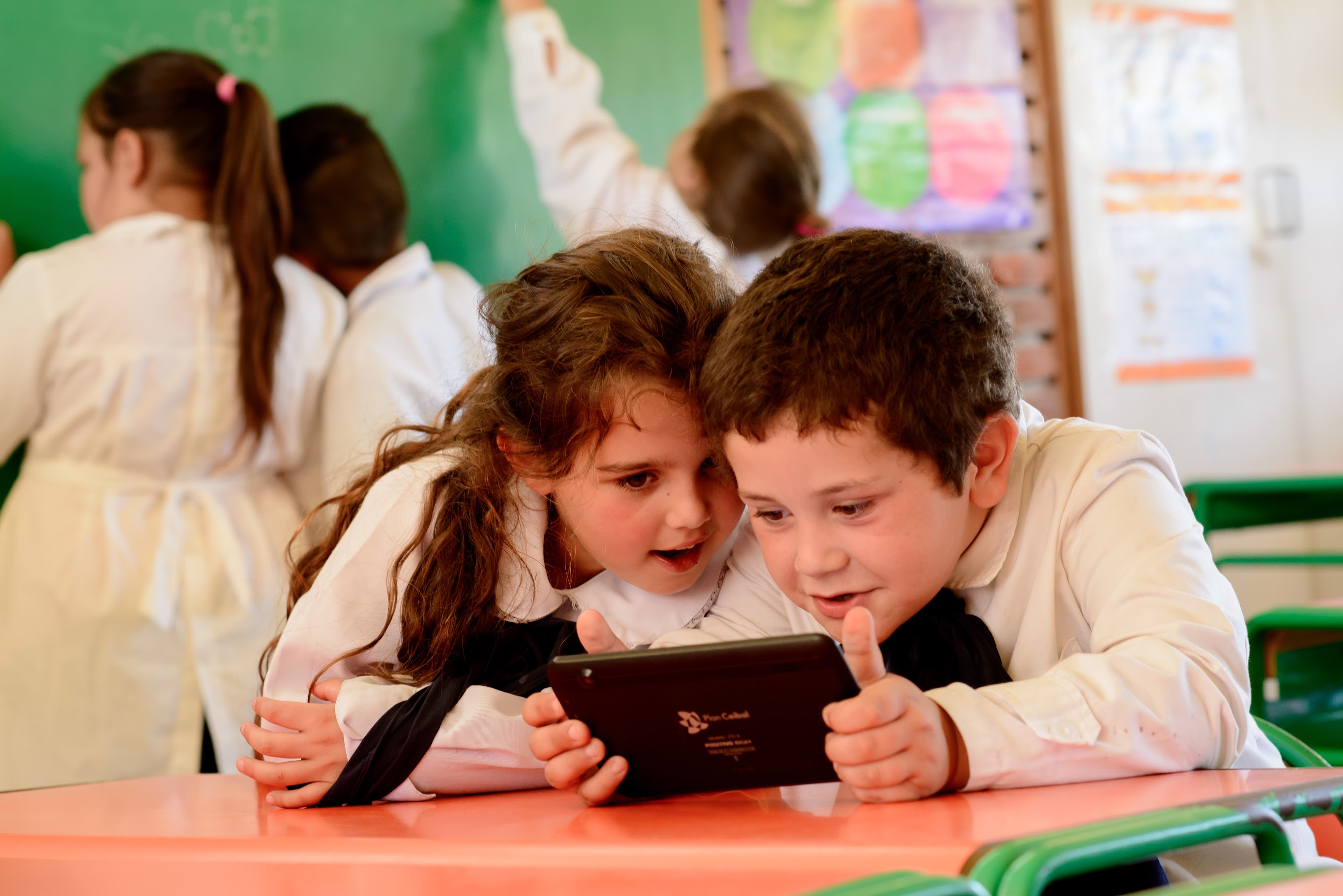Kids students looking at a table 